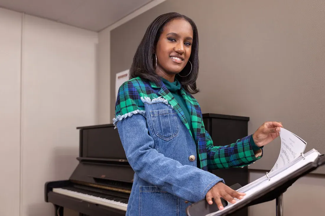 Gabrielle Pinkney standing at a music stand.